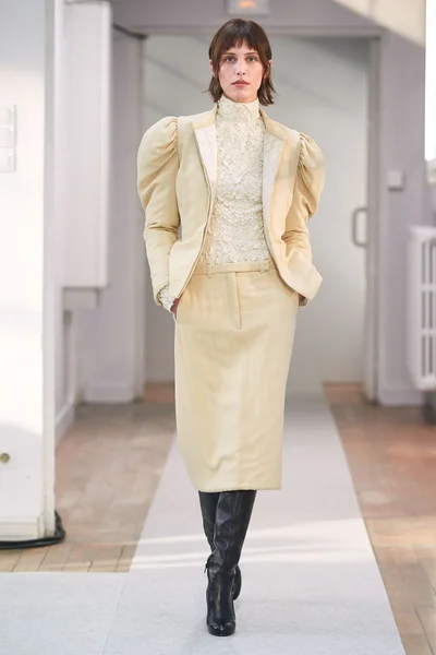 Look 30